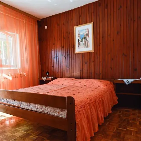 In Pula With One-bedroom 3 Apartment Pjescana Uvala