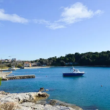 In Pula With One-bedroom 3 Apartment Pjescana Uvala