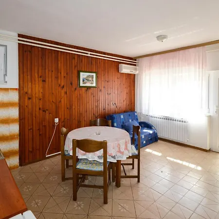 In Pula With One-bedroom 3 Apartment Pjescana Uvala