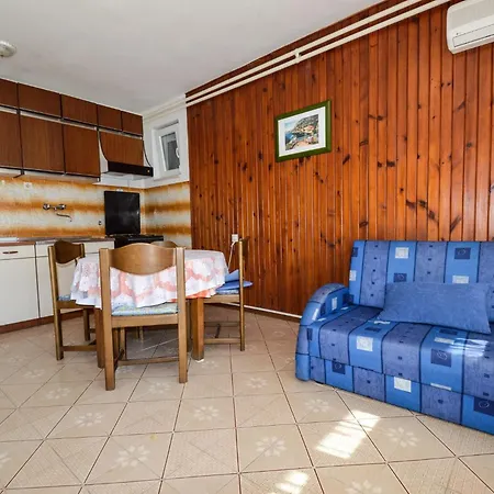 In Pula With One-bedroom 3 Apartment Pjescana Uvala