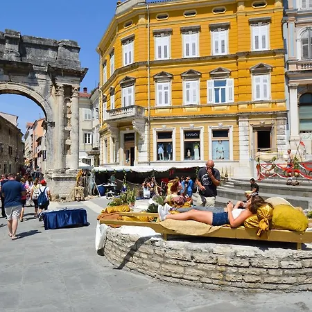 In Pula With One-bedroom 3 Apartment Pjescana Uvala
