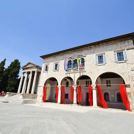 In Pula With One-bedroom 3 Pjescana Uvala