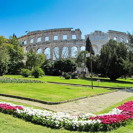 In Pula With One-bedroom 3 Apartment